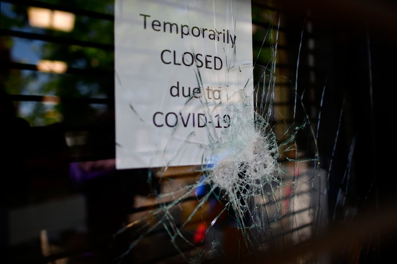 Además, algunas tiendas experimentaron pérdidas debido a los saqueos ocurridos durante las protestas de inicios de junio, lo cual tuvo un impacto negativo en negocios que se preparaban para abrir sus puertas luego de que se levantaran restricciones para algunas industrias.