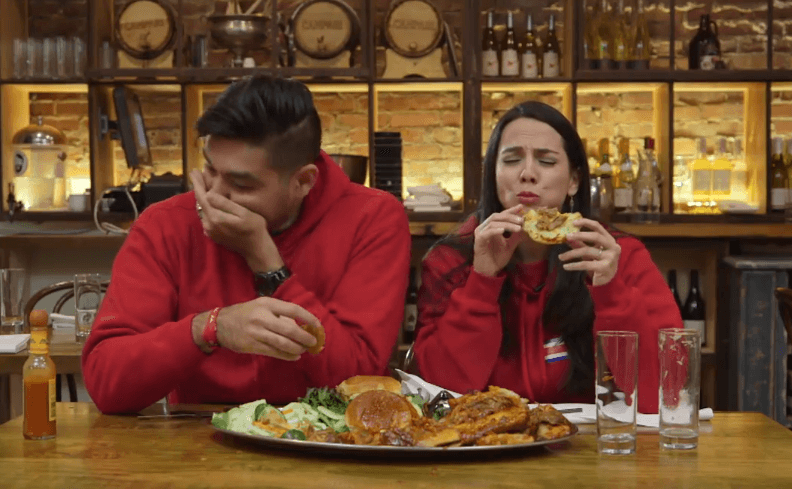 Las tres parejas participantes de la Carrera de la Copa Oro disfrutaron de un platillo típico de Cleveland, una cabeza de cerdo rostizada, en uno de sus retos para ganar el gran premio.