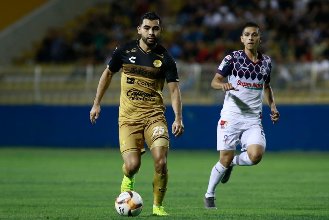 En esta imagen Escoto ya le echa una miarada al portero de Cimarrones de Sonora, Ricardo Díaz, quien ya empezaba a salir a achicar.