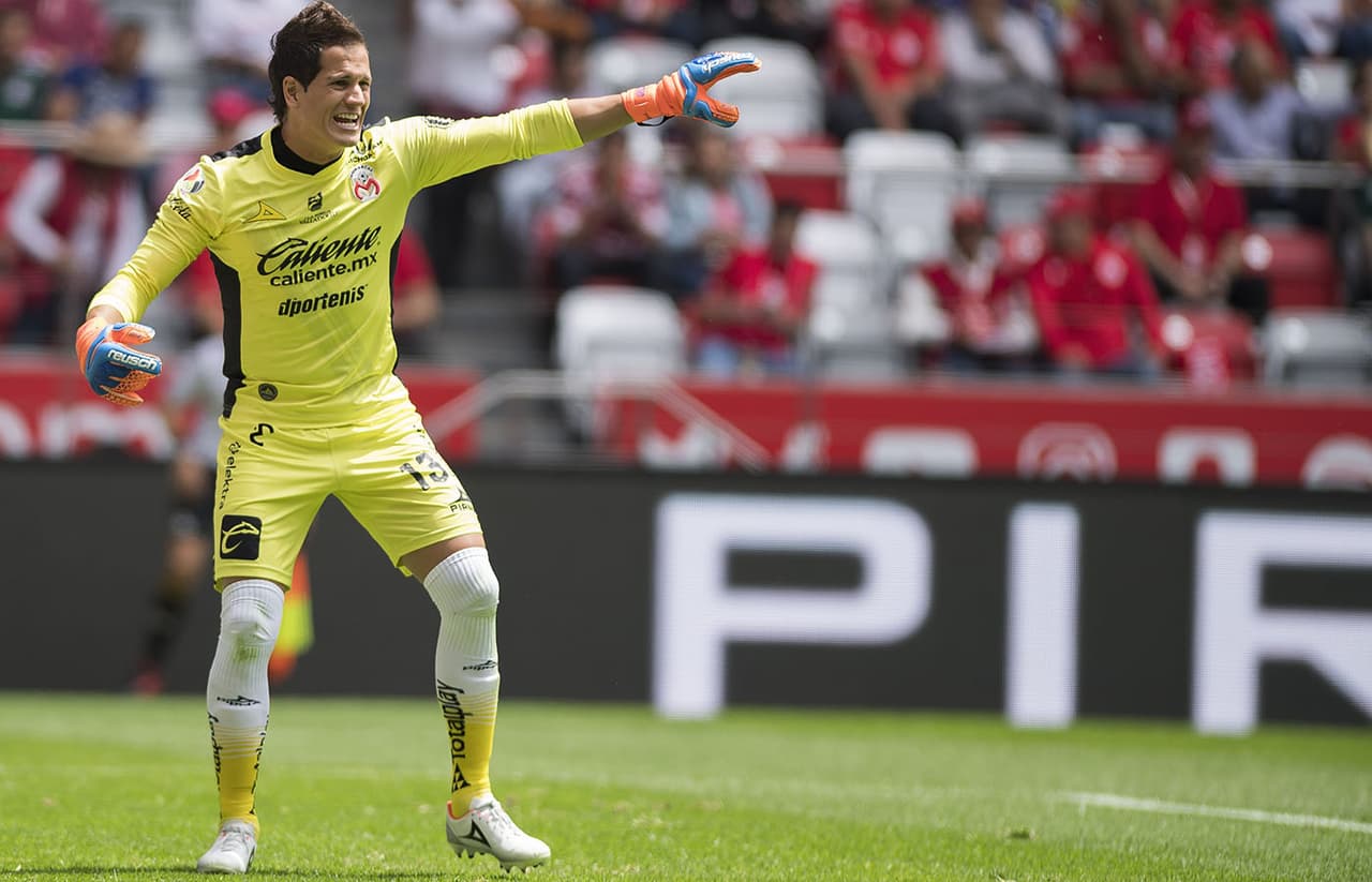 Tuvo bastante trabajo durante el partido el arquero uruguayo de Monarcas, Carlos Sosa.