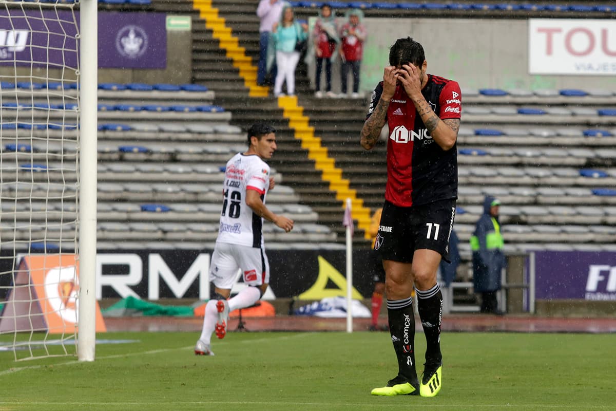 El mediocampista argentino del Atlas, Ricardo Álvarez (derecha), lamenta una opción de gol errada para su equipo en el empate 0-0 ante Lobos BUAP por la jornada 4 del Apertura 2018 de la Liga MX.