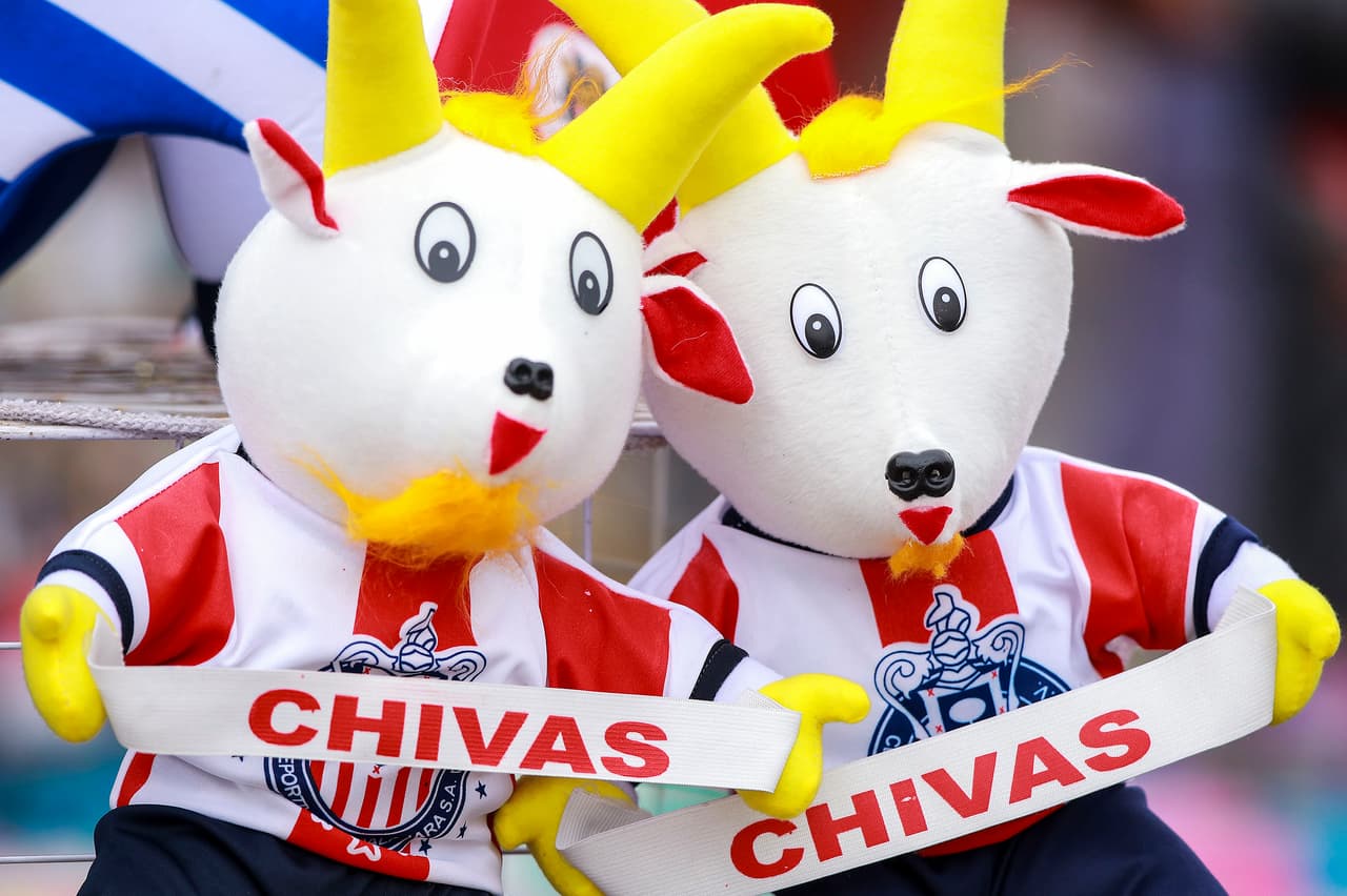 Peluches de Chivas en las cercanías del Estadio Azteca.