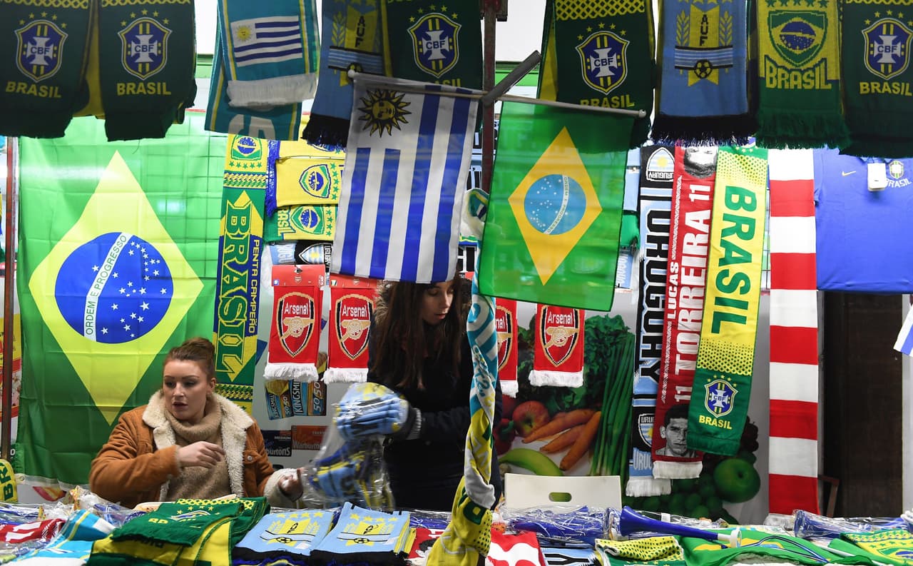 En los kioskos aledaños al estadio las banderas y bufandas de estos dos países predominaban.
