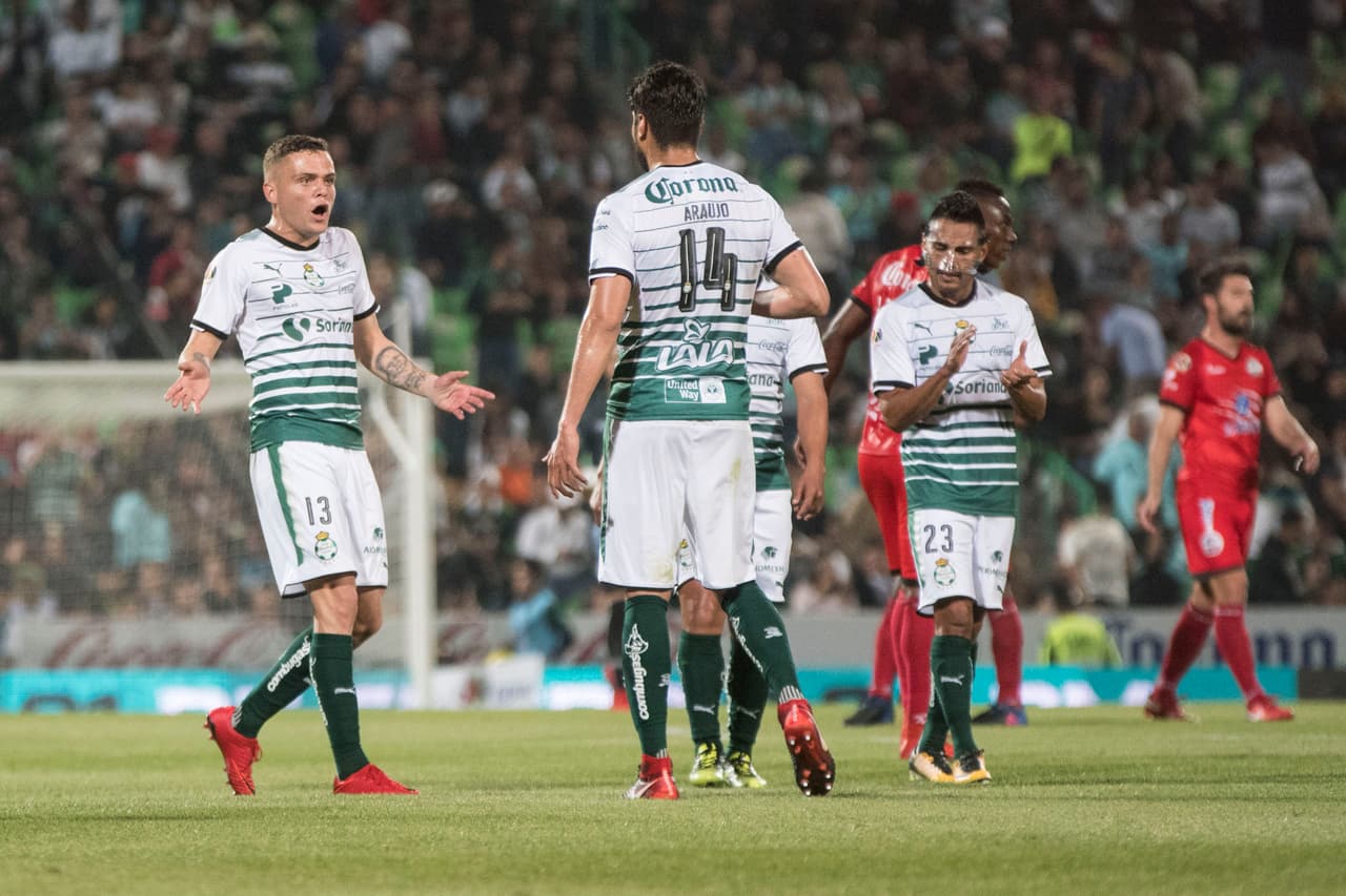 A los pocos minutos, los Laguneros volvieron a anotar, pero esta vez por intermedio de Carlos Izquierdoz, quien estaba en fuera de juego. Las protestas de Lobos no se hicieron esperar.