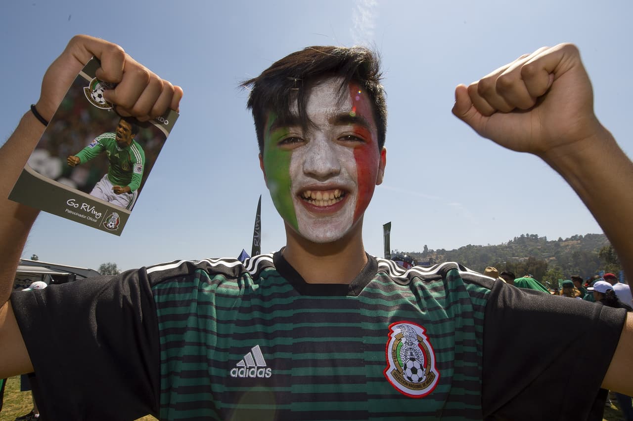 La alegría mexicana se tomó los alrededores del estadio Rose Bowl en la previa del partido de despedida en Estados Unidos contra Gales, con miras a definir el grupo de 23 jugadores para el Rusia 2018.
