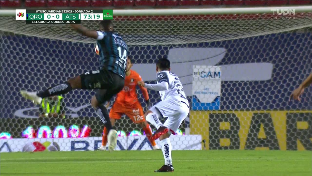 ¡TIRO ATAJADO! disparo por Luis Antonio Valencia.