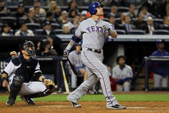 Josh Hamilton arrojó un balde de agua helada con jonrón solitario en la séptima y uno más en la novena.
