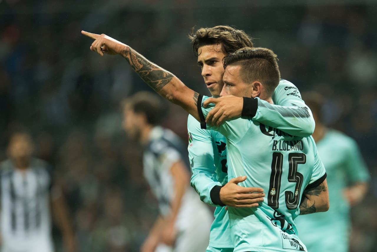 Lozano definió por debajo del arquero que realizó una salida innecesaria durante la jugada.