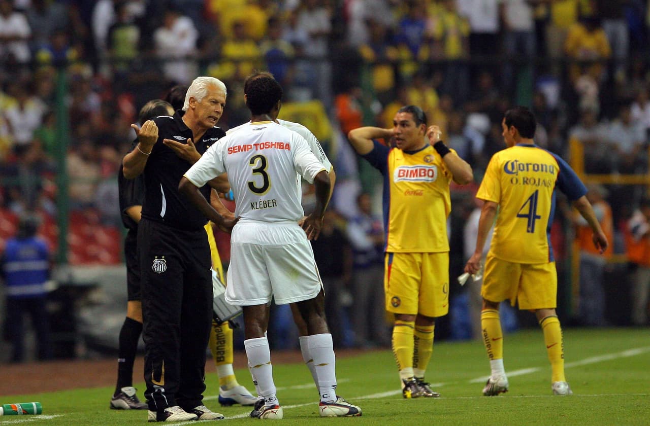 Encima, Luna dio lecciones tácticas a un entrenador consagrado de Brasil como Emerson Leao.