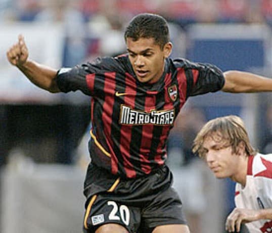 En 2004 el reconocimiento al Jugador Más Valioso fue para el hondureño Amado Guevara, jugador de NY/NJ MetroStars (el equipo que hoy conocemos con el nombre de New York Red Bulls). (MLSsoccer.com)