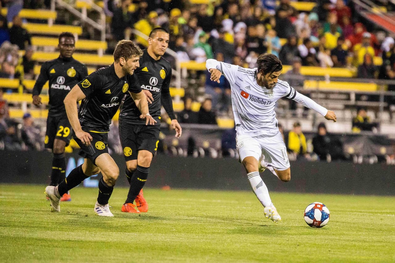 Con el tiempo cumplido, Carlos Vela encontró el espacio para rematar de pierna izquierda y darle el 3-0 a Los Angeles FC.