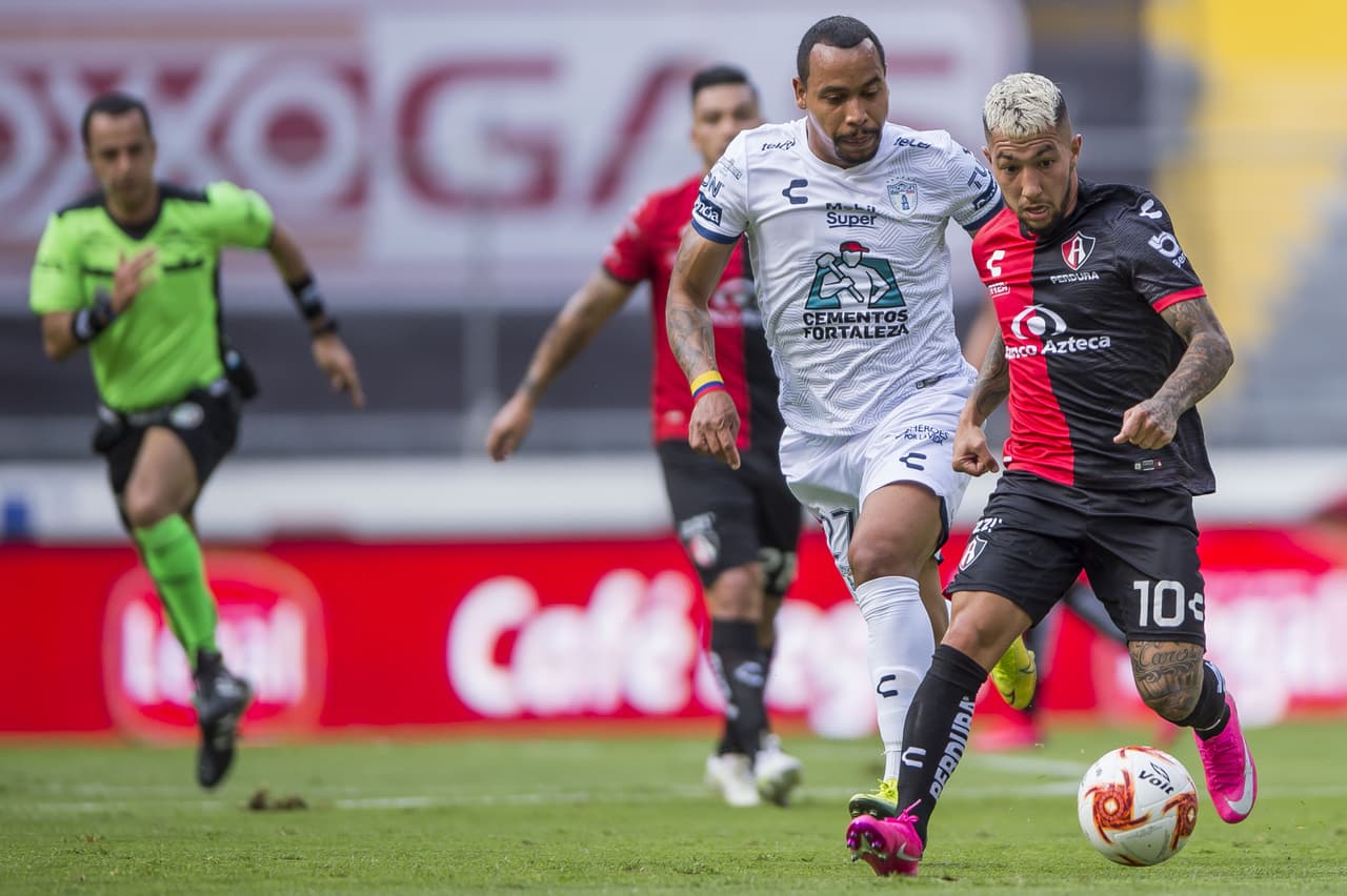 Al inicio del juego, los rojinegros tenían mayor posesión del balón.