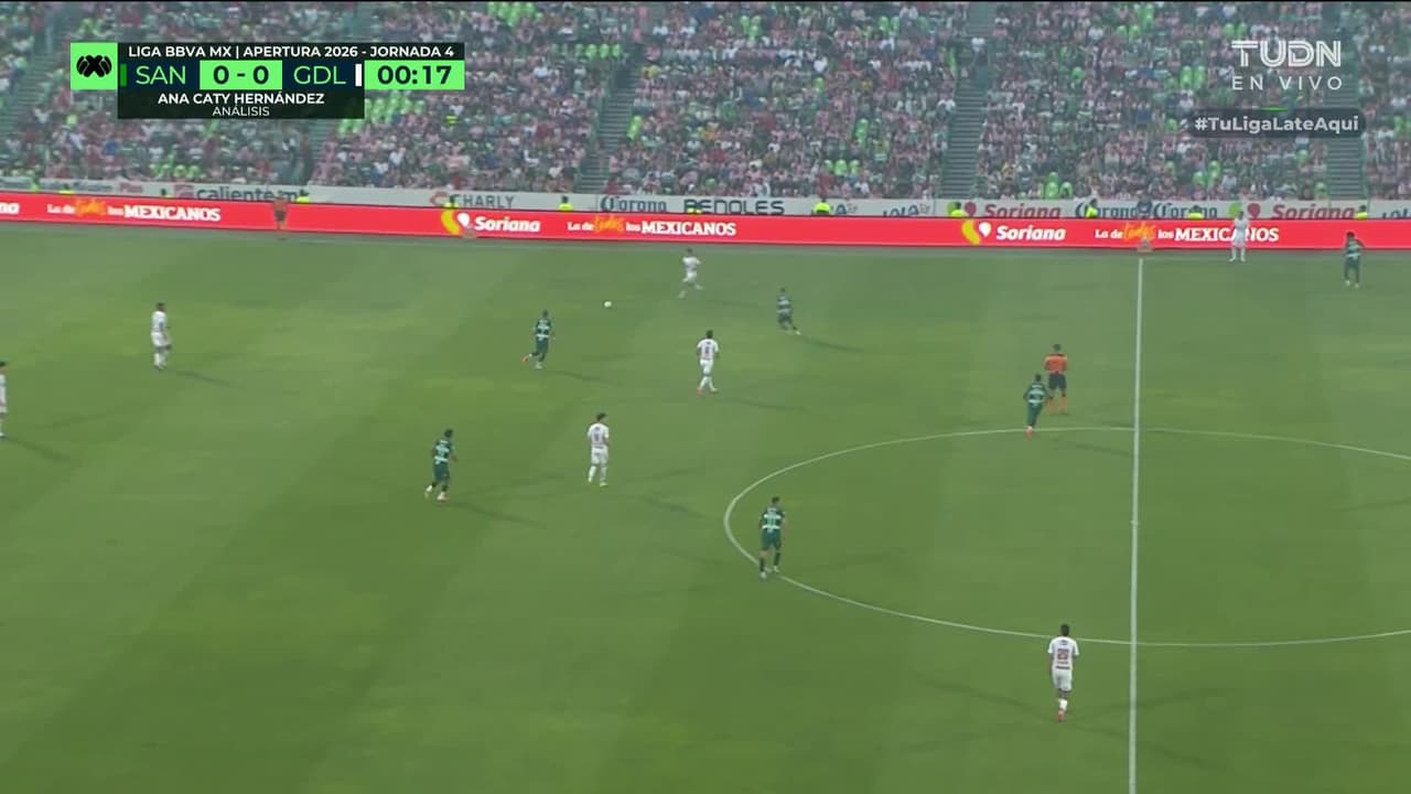 Arranca el partido y la pelota está en juego.