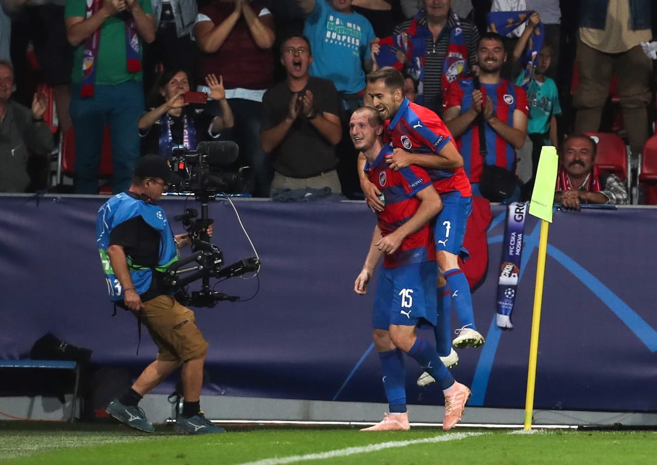 El mismo Michael Krmencik puso el 2-0 para el local al minuto 41 del primer tiempo tras pase de David Limbersky.