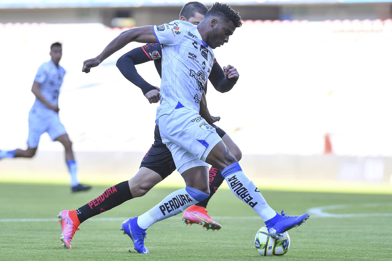 En el último suspiro del partido los Gallos Blancos rescataron el empate ante el Atlas.