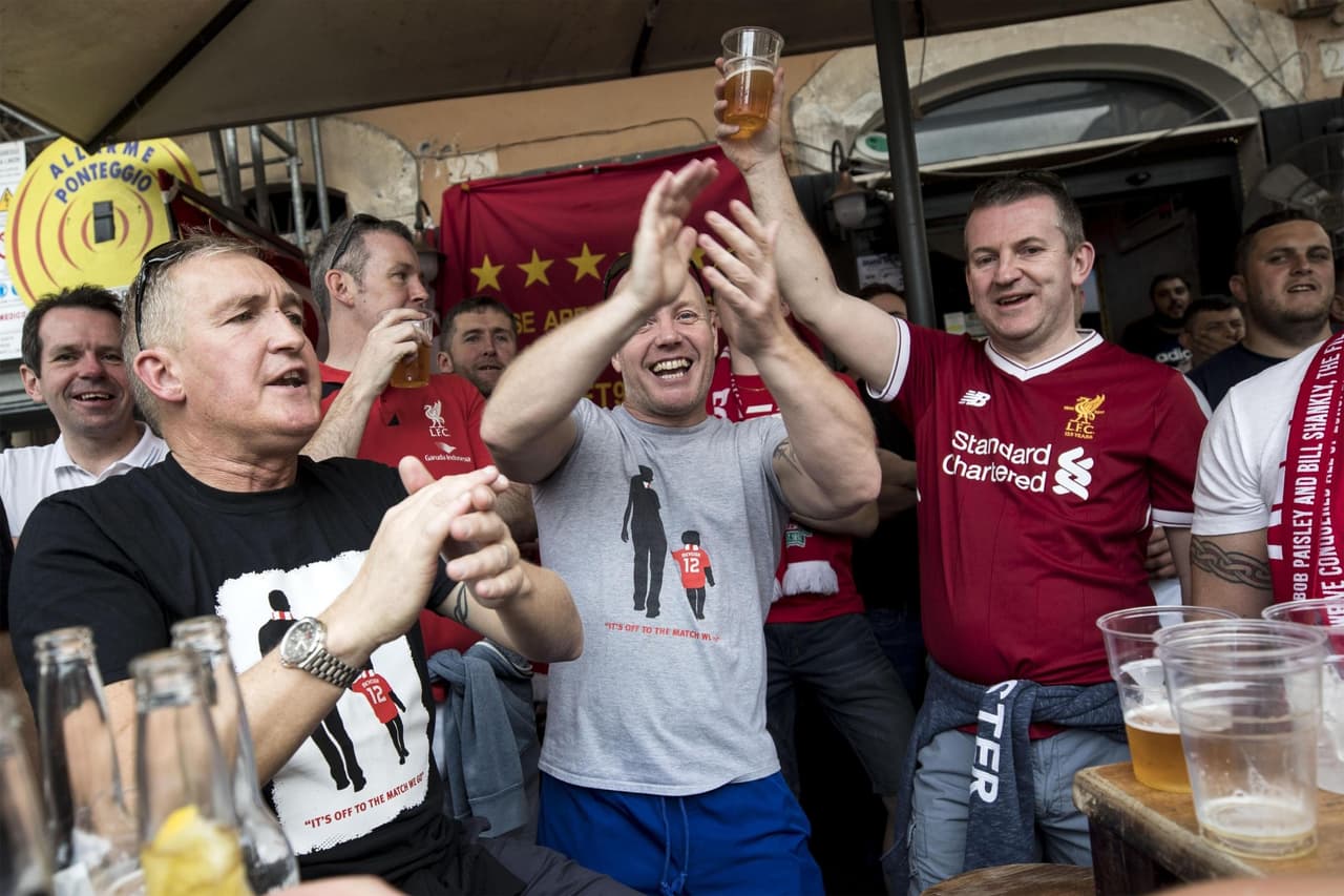 Los aficionados del Liverpool se tomaron las calles de Roma y montaron una gran fiesta en la previa del partido de Champions League entre su equipo y la Loba. Familiares, amigos, recién conocidos, todos se unieron para teñir de rojo la capital italiana.