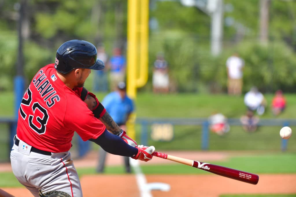 Se va de hit. Michael Chavis, de los Boston Red Sox, saca del cuadro la pelota de Dylan Covey en el Charlotte Sports Park.