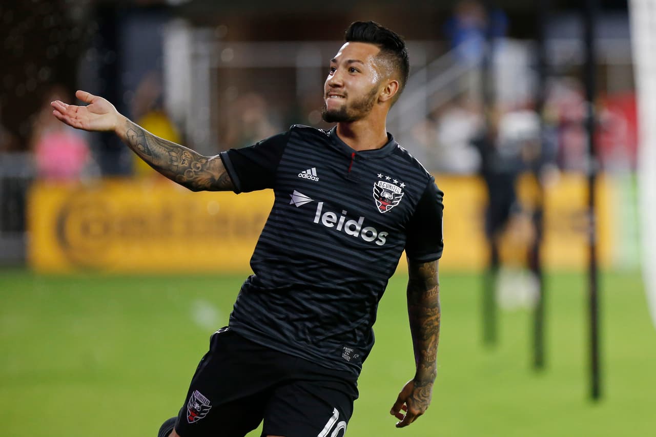 Luciano Acosta se queda en la capital con Wayne Rooney, no ira al PSG a cubrir ausencia de Neymar