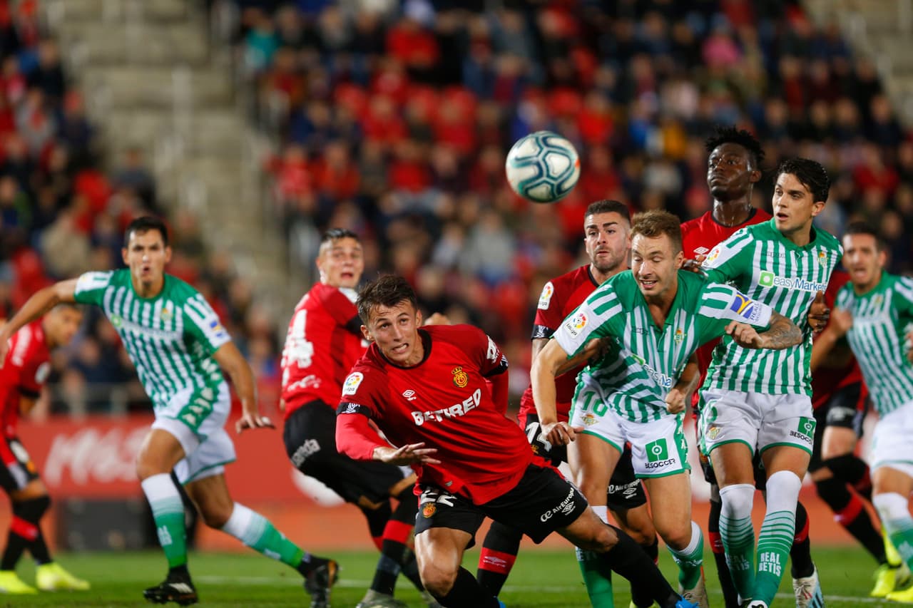 Guardado jugó todo el encuentro y Lainez entró a los 83’. Sánchez (7’) y Fekir (33’) anotaron para Betis. Junior (55’) marcó el descuento.