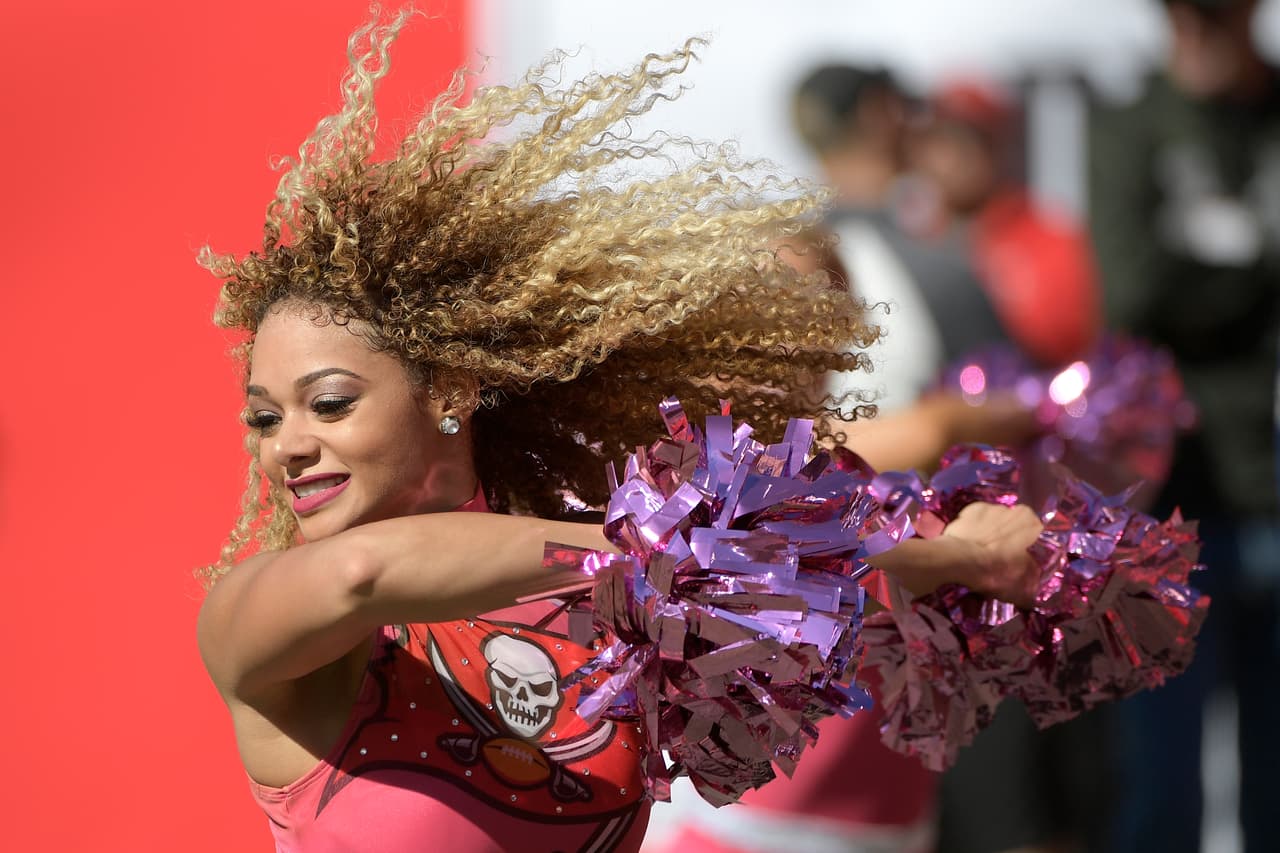 Las animadoras de los equipos de la NFL le dieron ese ingrediente extra al espectáculo y la fiesta del fútbol americano estadounidense, incluso, sin temer al clima en algunos casos.