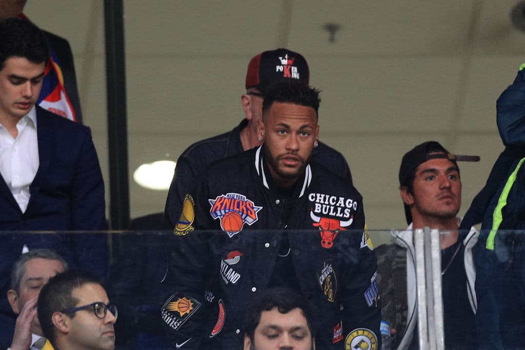 De acuerdo con informaciones de Sky Sport, Neymar Jr. sigue estando en la mira del FC Barcelona. Según el medio británico hay un ofrecimiento de 112 millones de euros y dos jugadores a cambio del polémico astro brasileño.