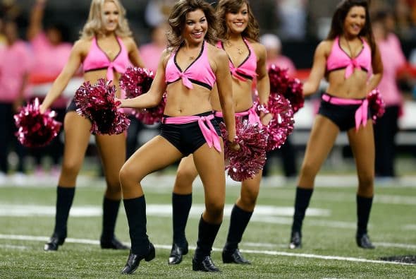 La NFL en octubre está de rosa como apoyo a la campaña del cancer de mama, y las porristas lucen sus trajes en ese color. ¡Bellísimas!