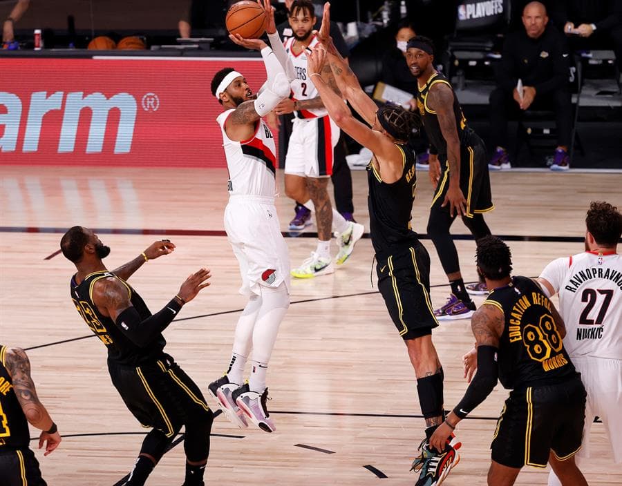 Lakers hace homenaje a Kobe Bryant en duelo de ensueño para Lebron James