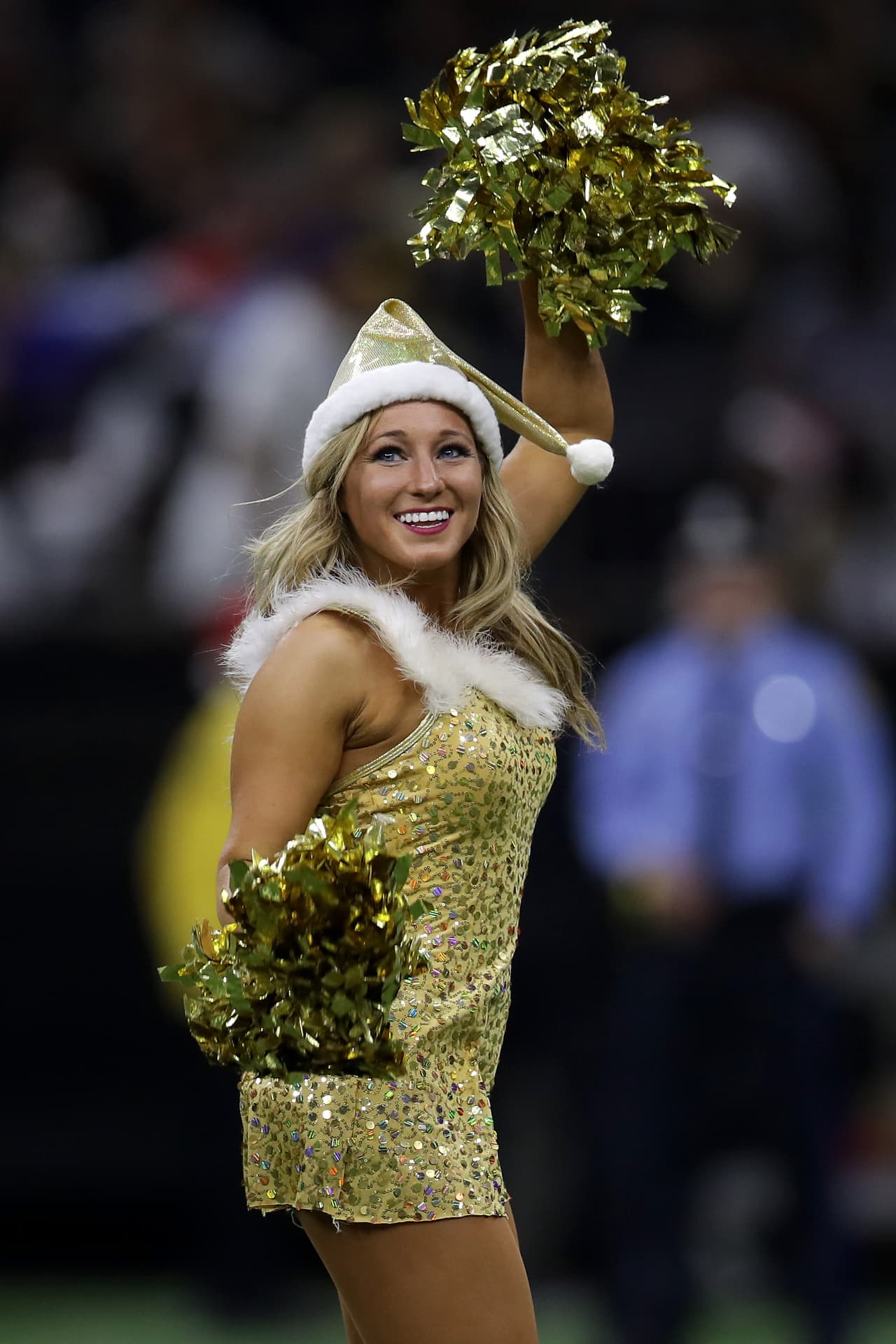 Los colores de la Navidad y personajes representativos como Santa Claus, el Grinch y los renos estuvieron en la jornada de la NFL, que tuvo en la belleza de las animadoras y la alegría de los fanáticos la combinación perfecta.