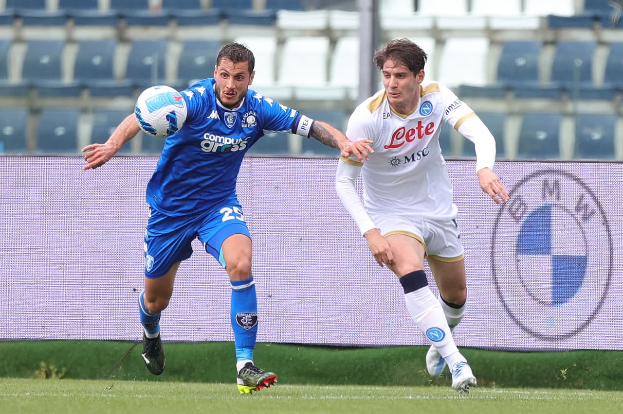 Hirving Lozano dio pase a gol, pero el Napoli se alejó de la lucha por el Scudetto con la épica remontada del Empoli para ganar 3-2 tras ir abajo 0-2 hasta los últimos 10 minutos en la Serie A.