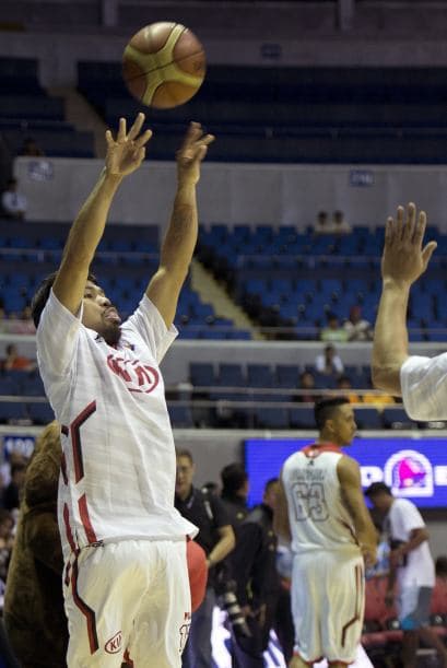 Todo un ícono del boxeo y el deporte filipino, Pacquiao no parece tan certero como basquetbolista.