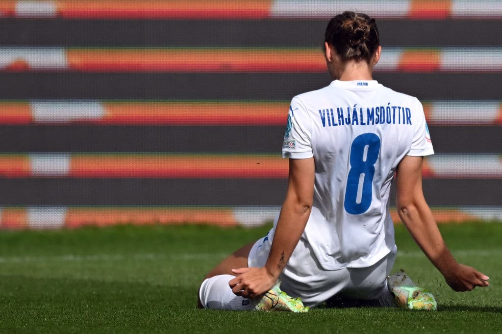 Italia, que estuvo durante casi 60 minutos eliminada de la Eurocopa, se agarró a la esperanza de pasar a cuartos de final con un empate a uno ante Islandia.