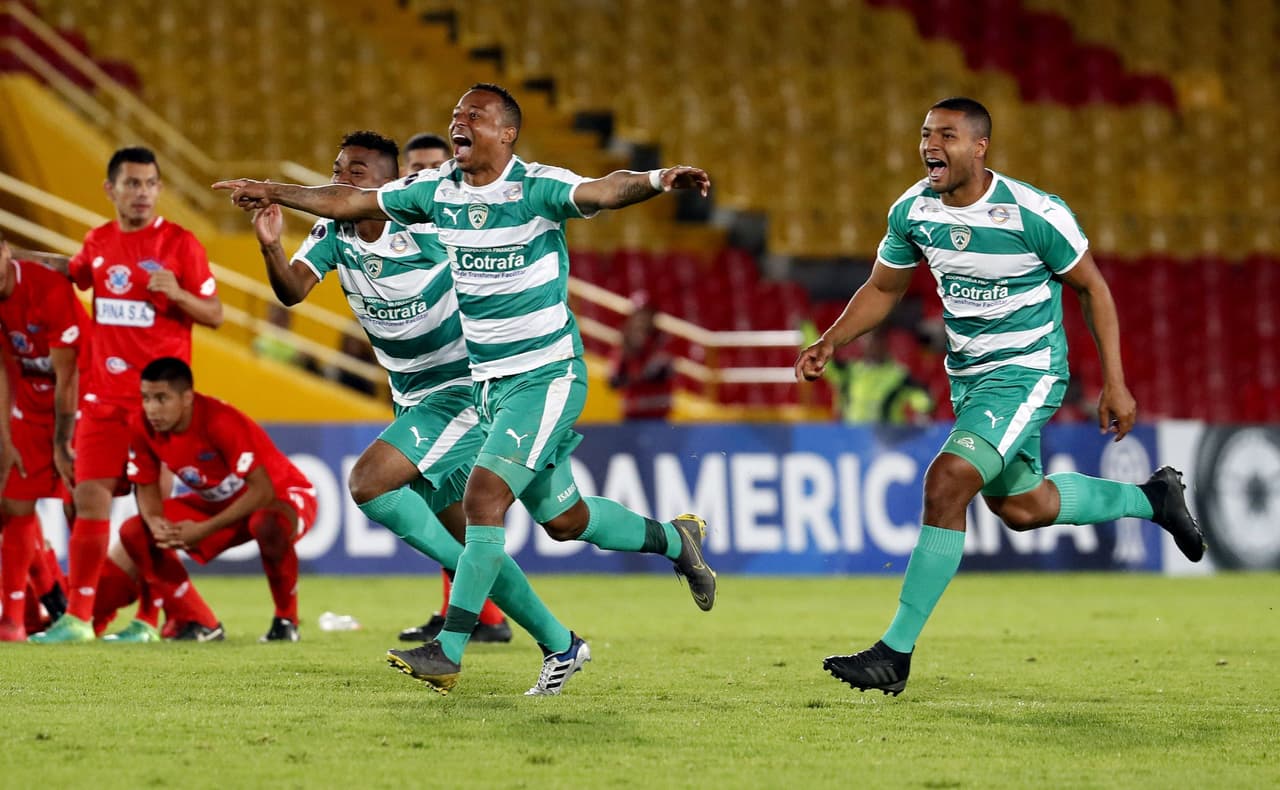 La celebración de los jugadores de La Equidad fue inevitable ante una clasificación que tendrá como anécdota inevitable el terrible cobro.