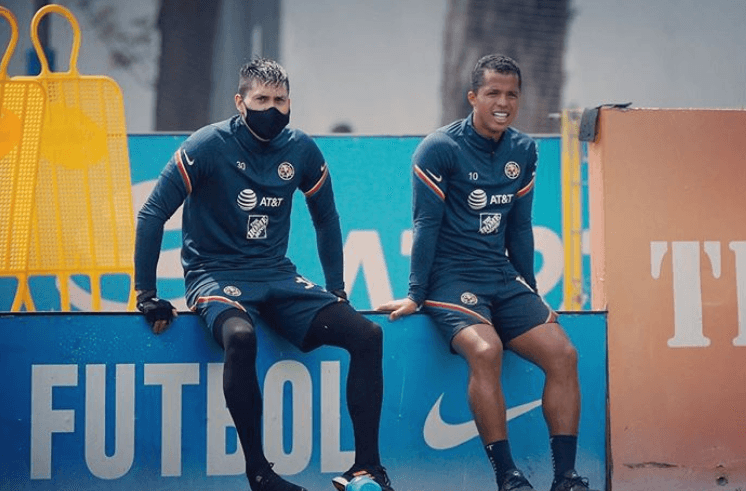 Nico Castillo defiende a Gio dos Santos de un fan en Instagram