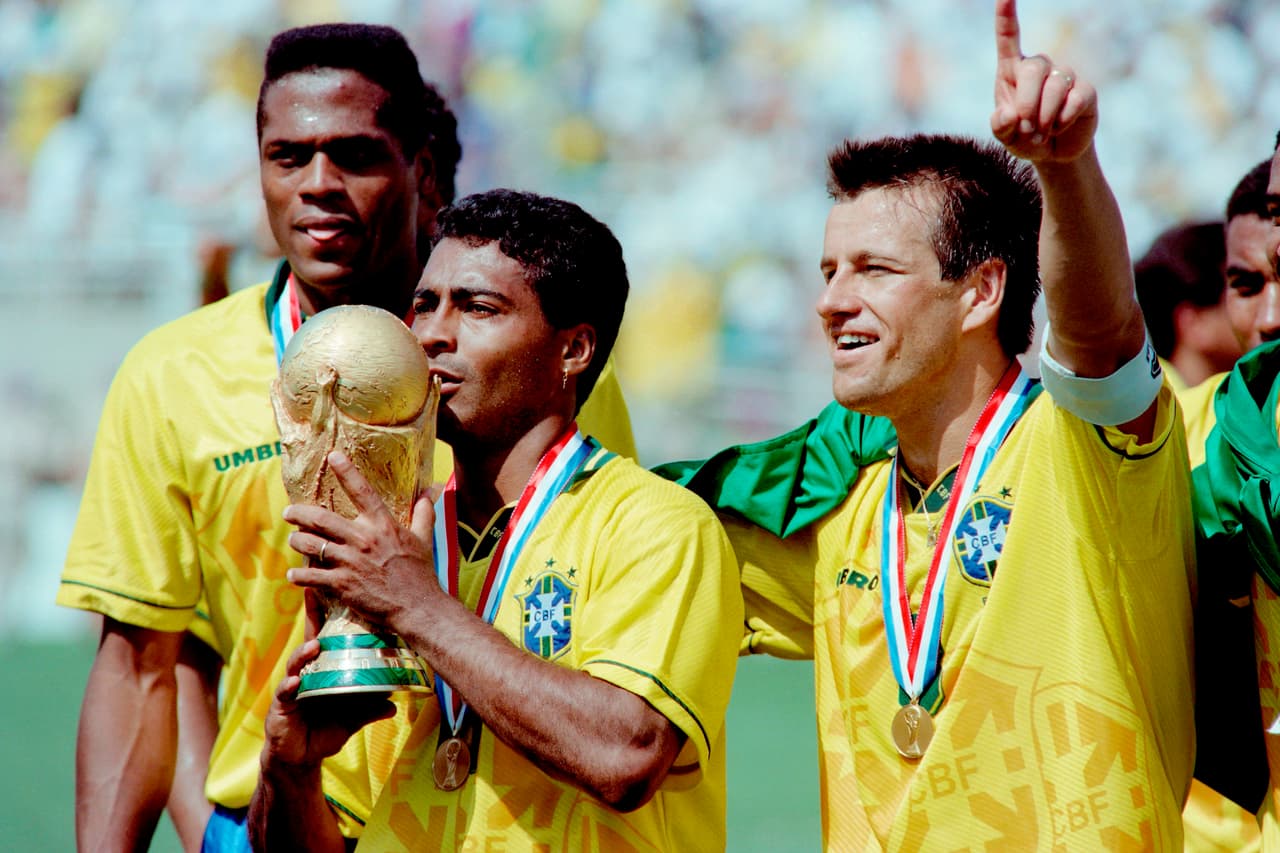 <b>8. Brasil (Estados Unidos 1994) - </b>La tendencia de los 90's con marcas de agua en las playeras tuvo una pésima muestra en el campéon de la Copa en dicha edición del torneo. Los tres escudos en el fondo rechillan.