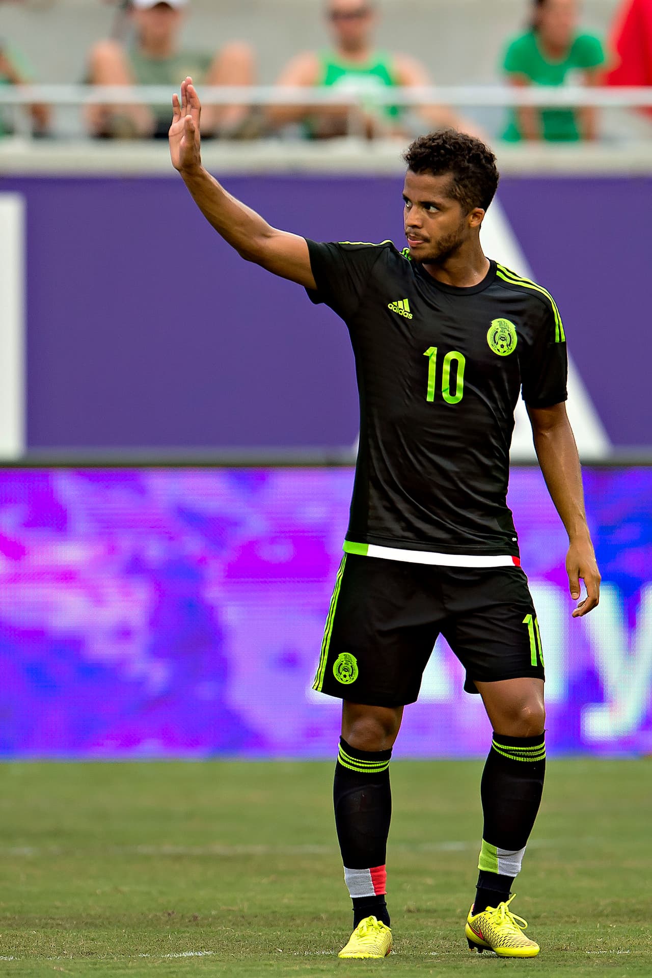 8 Giovani dos Santos tomó el mando del equipo cuando inició la segunda parte y con un gol suyo empezó la reacción mexicana. Activo todo el encuentro, empujó desde la primera parte, pero sin un mediocampo óptimo poco pudo hacer,