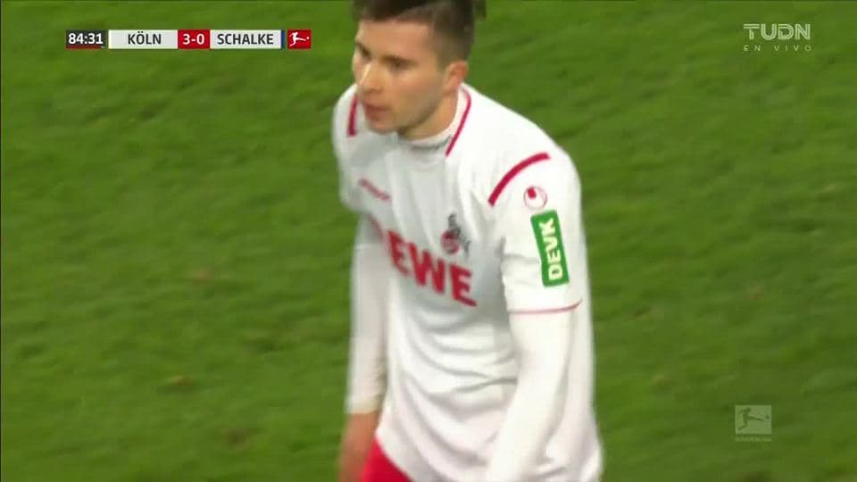 Tiro desviado de Elvis Rexhbecaj