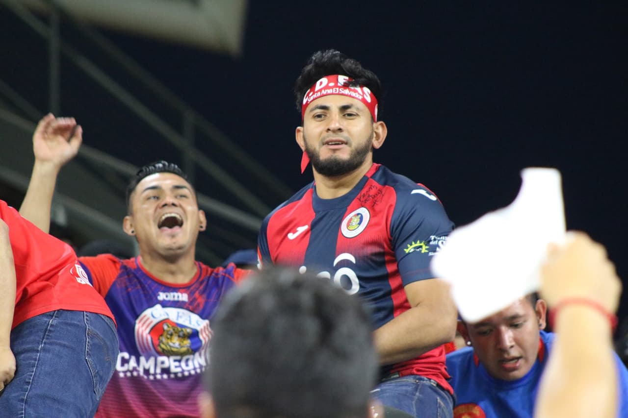 Los fanáticos del FAS también se hicieron pesar en el Banc of California Stadium de LA.