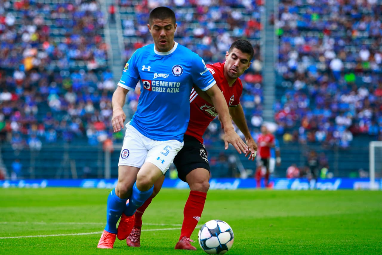 Francisco Silva puede jugar tanto de denfesa como de volante en Cruz Azul y en Chile. Al equipo mexicano llegó este año, mientras que fue mundialista con su selección en Brasil 2014.