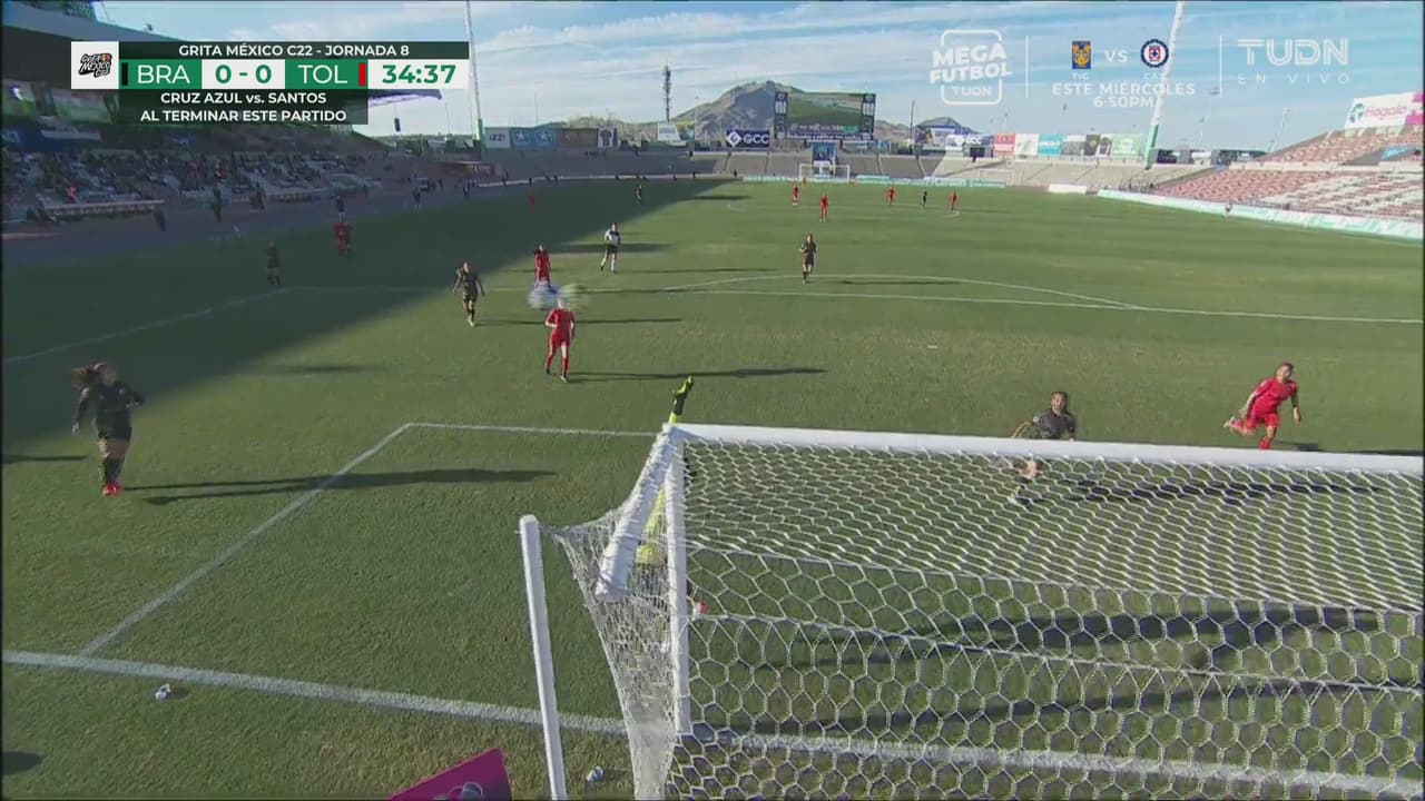 ¡Otro palo! Baz mandó el centro y casi se cuela al arco de Bravas