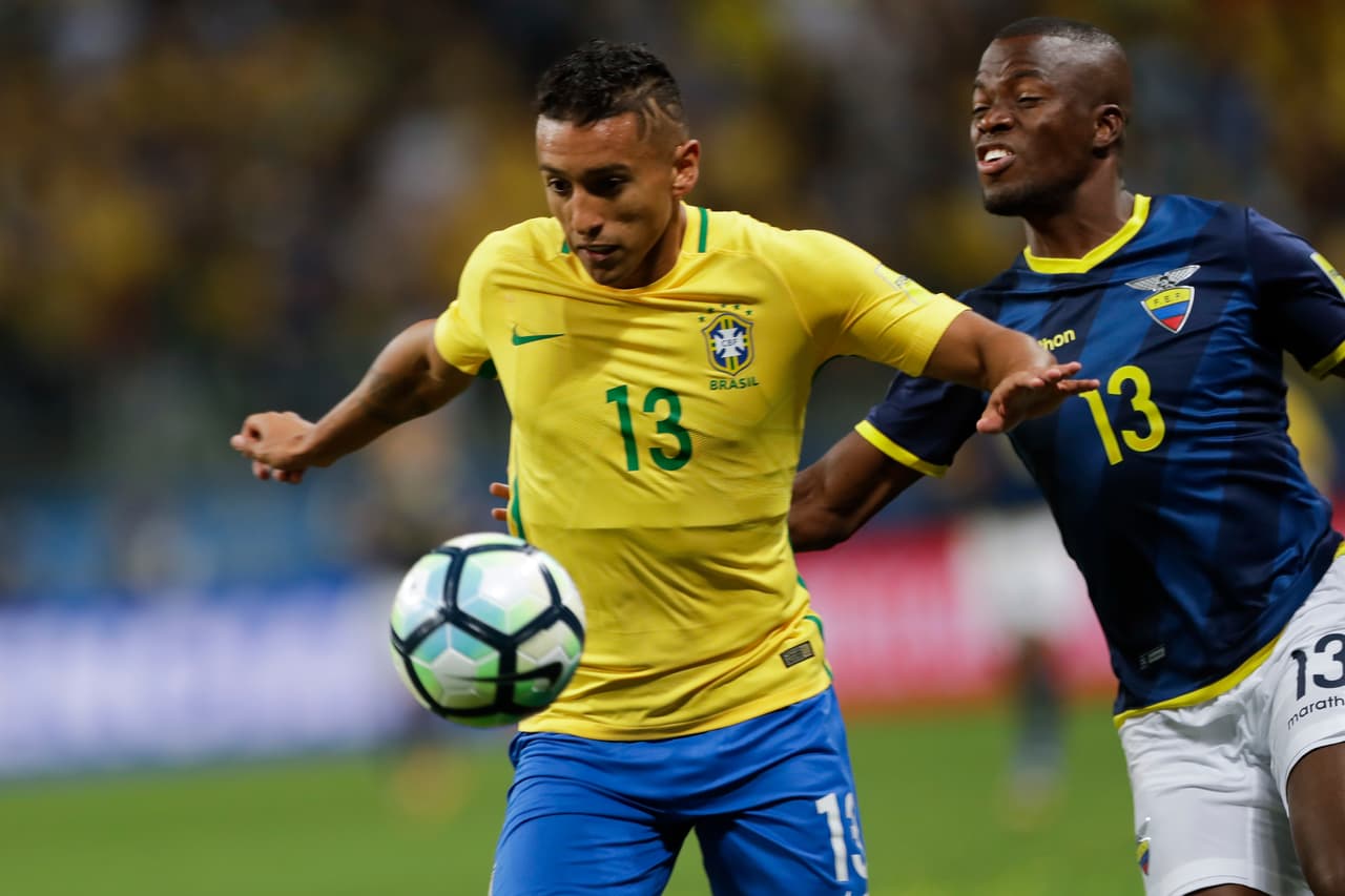 Tras haber jugado solo seis partidos con el Corinthians, el brasileño despertó el interés de la Roma quienes decidieron hacerse con su carta por 4.5 millones de euros.