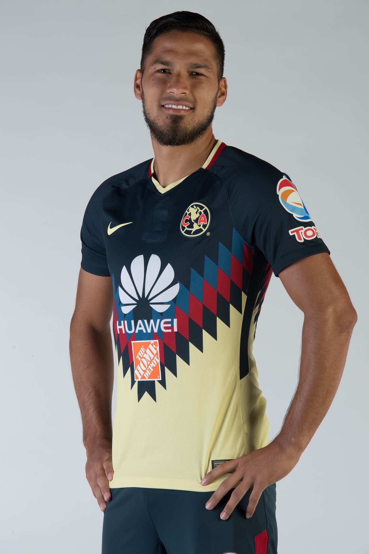Junto a Samudio, 
<b>Bruno Valdéz tiene un lugar en la defensa del América. </b>El central llegó al equipo de Coapa en el 2016 y, poco a poco, se fue ganando un lugar en el equipo titular.