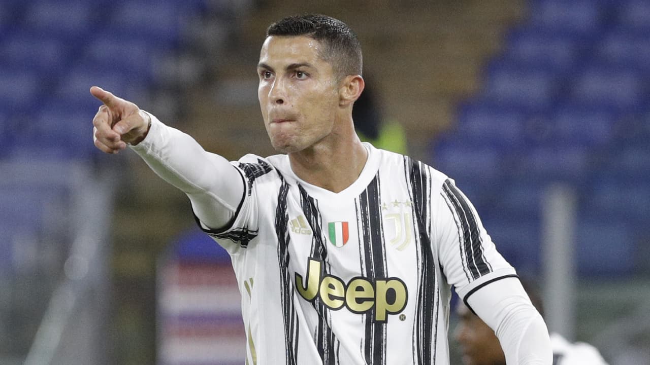 Cristiano Ronaldo sigue el entrenamiento de Portugal desde su balcón