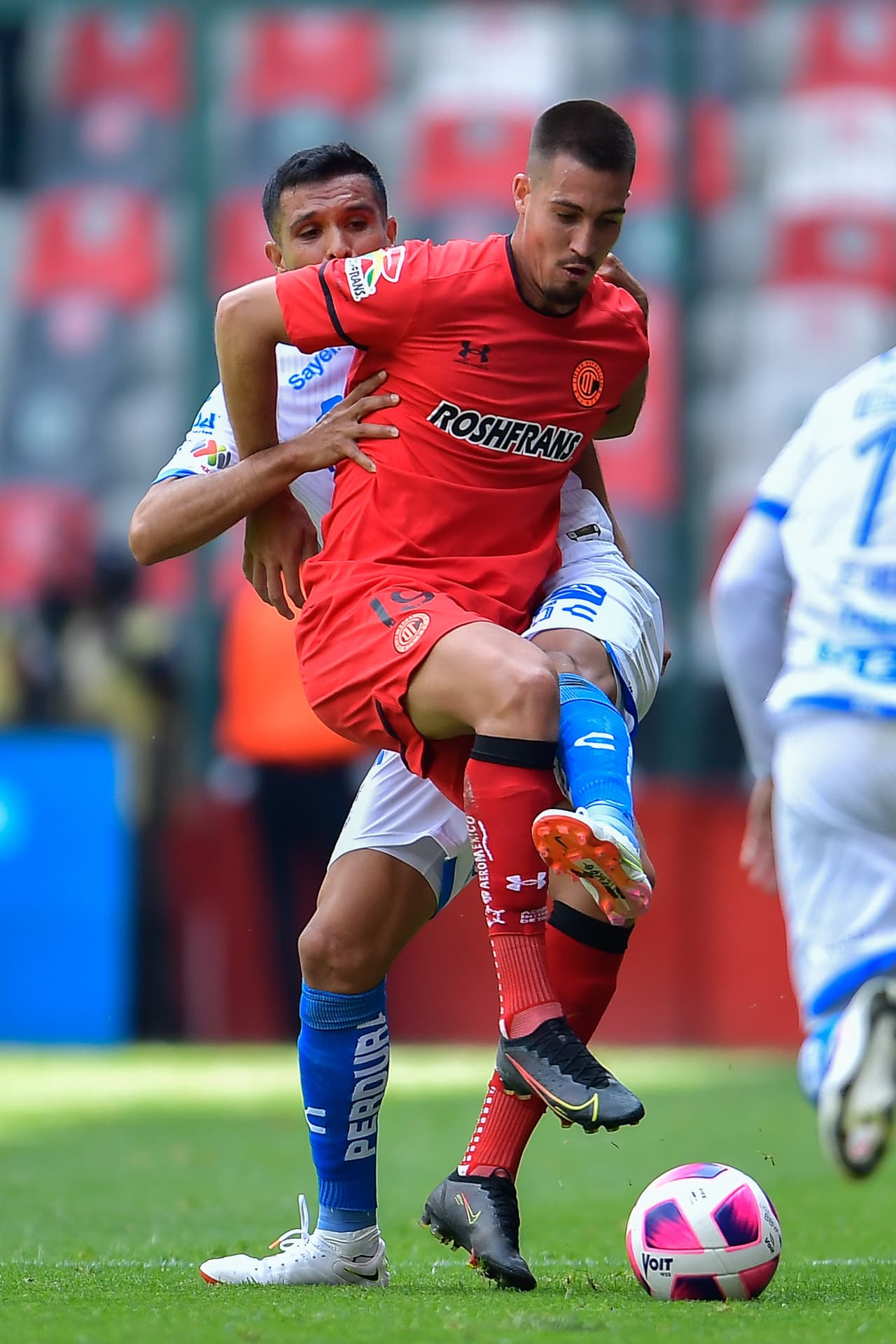 Querétaro iguala marcador ante el Toluca durante la Jornada 12 del Torneo de Apertura en la Liga MX. Diego Chávez de los 'Diablos Rojos' puso arriba a los locales al 63, pero Jonathan Dos Santos de los 'Gallos Blancos' logró empatar el encuentro. El uruguayo habría anotado el segundo pero lo anularon por posición adelantada.