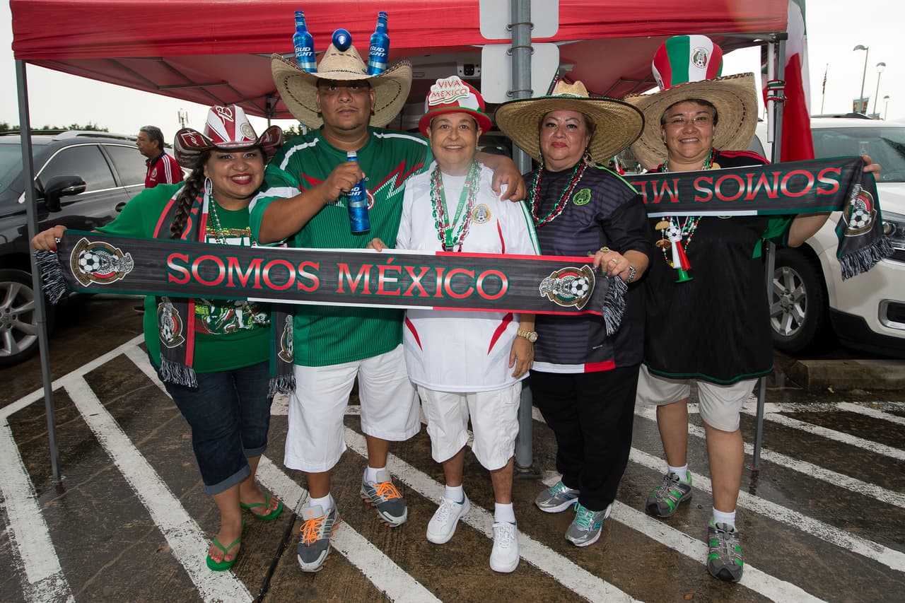 Colorido en el México vs. Honduras