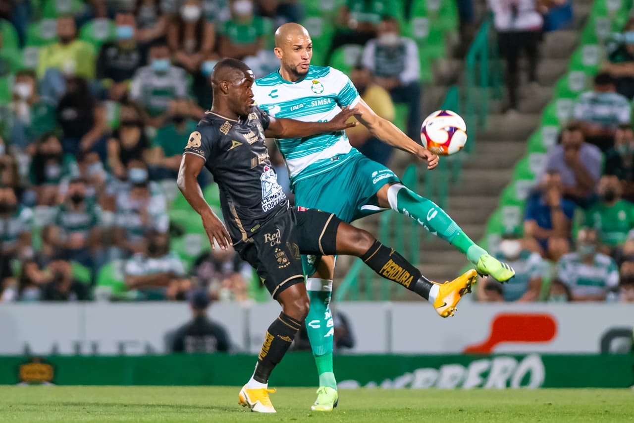 León comienza a desmotstrar el futbol que lo hizo campeón del futbol mexicano y vencen 1-2 a Santos. La Fiera escaló hasta la novena plaza y los Guerreros se mantienen en el tercer lugar.