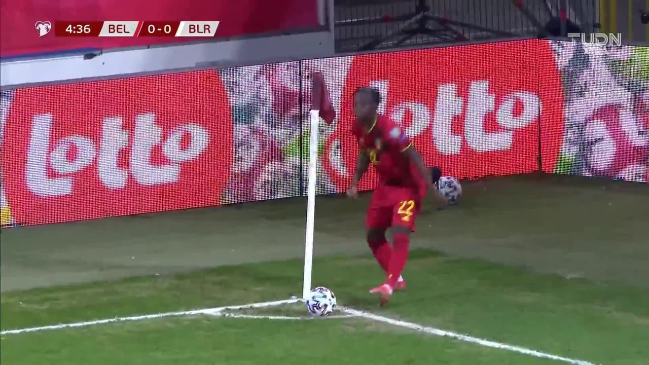 ¡TIRO ATAJADO! disparo por Michy Batshuayi.