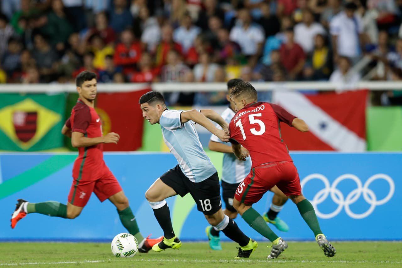 Un caso reciente fue el del argentino Christian Espinoza (centro) que llegó a España con la ilusión de brillar en Villarreal, que lo cedió al Alavés. Cuando el jugador creía que pasaría al Oviedo, las pruebas no lo ayudaron. Incluso, a su regreso a Argentina en Boca Juniors aún tenían sus reservas.
