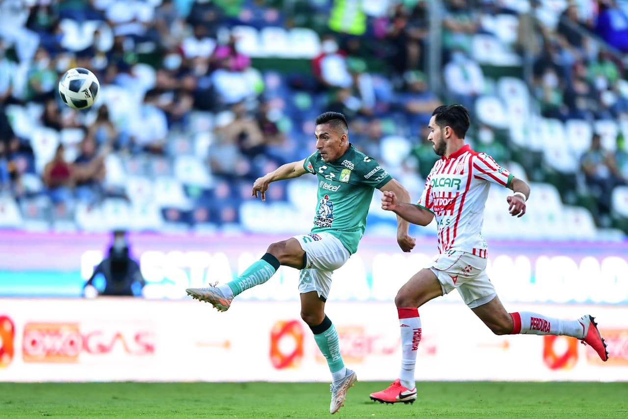 Con hat trick de Víctor Dávila, león golea a necaxa 3-0 y aseguran su lugar en la fiesta grande del futbol mexicano.