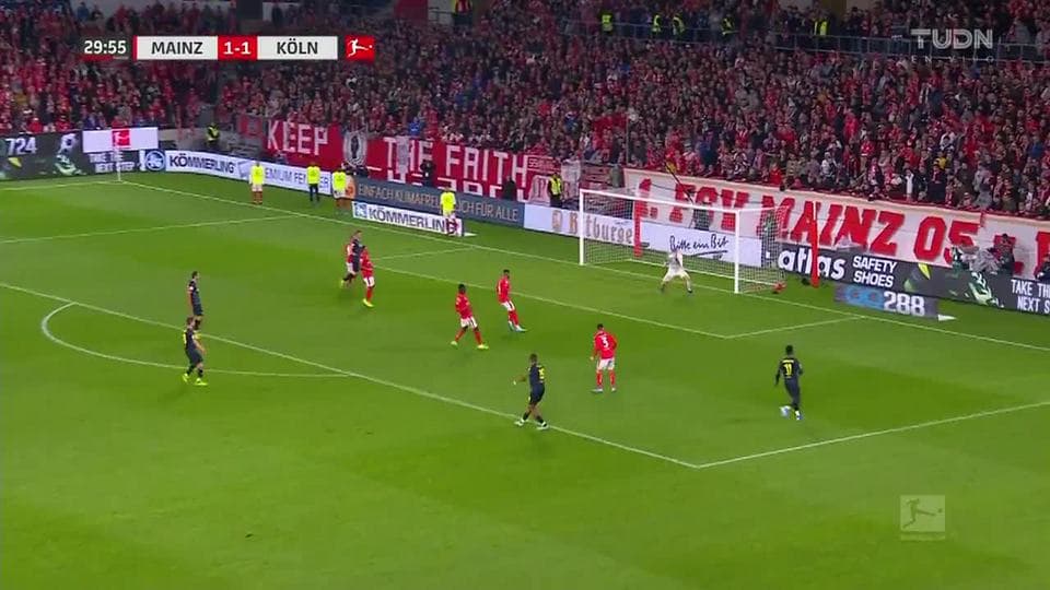 Noah Katterbach saca de banda y pone el balón en juego