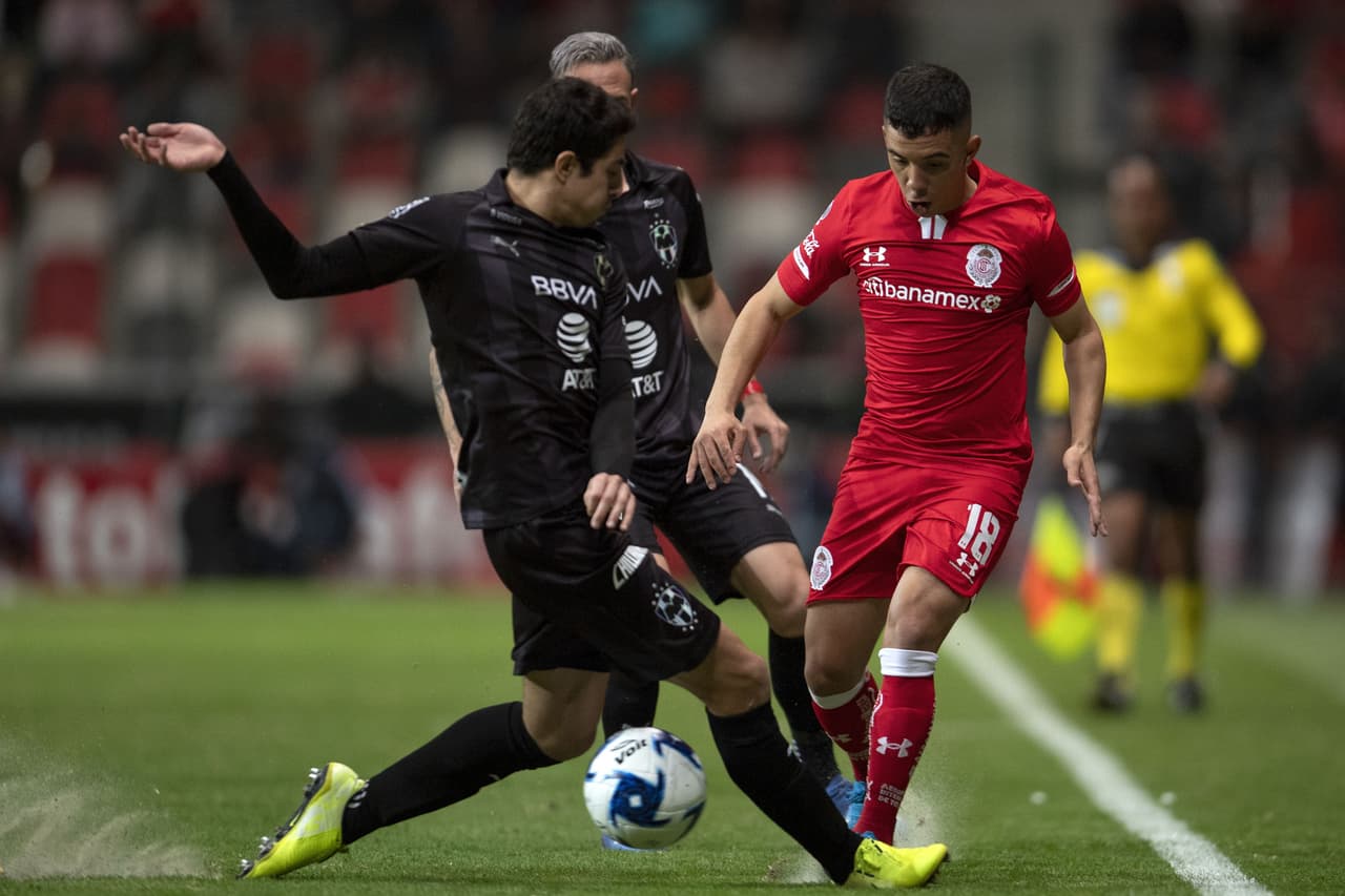 Leonardo Fernández saca la magia y le tira un caño al defensor John Stefan Medina.